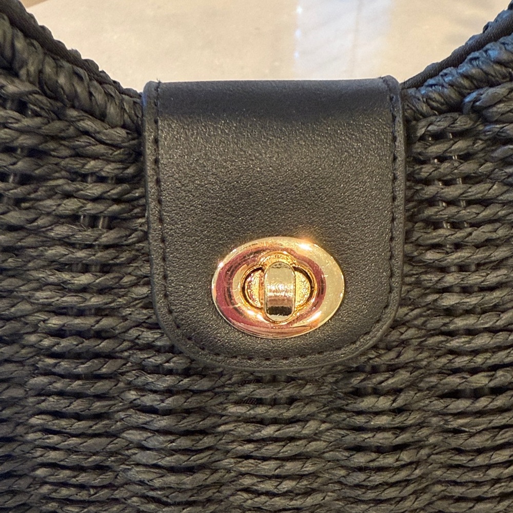 Elegant Black Woven Handbag - Picture 2 of 7
